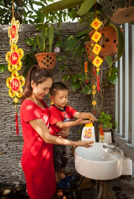 Thanh Thúy và con những ngày đầu năm - 5 Hai mẹ con hào hứng với thành quả của mình.
