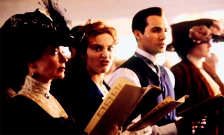 Ảnh hậu trường thú vị của phim “Titanic” - 7 Kate làm mặt xấu trêu người chụp ảnh.