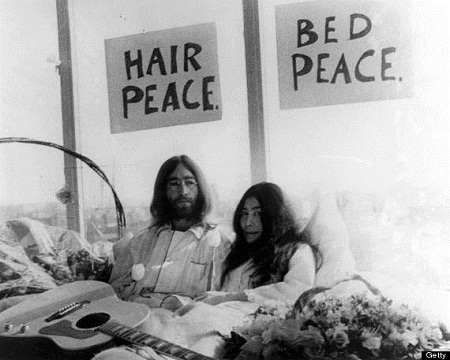 Ono và John Lennon tại Amsterdam năm 1969.