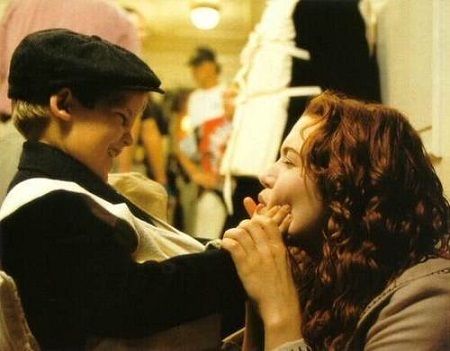 Ảnh hậu trường thú vị của phim “Titanic” - 8 Kate đùa nghịch với một em bé vào vai diễn viên quần chúng.