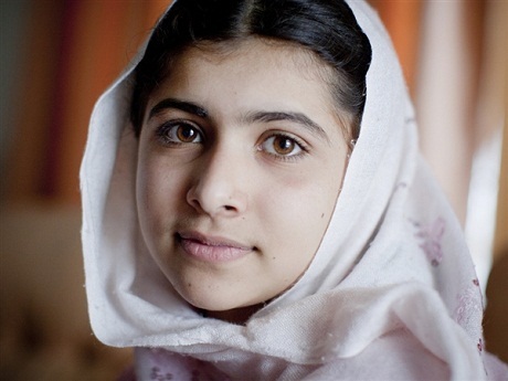 Cô bé 16 tuổi viết sách về việc từng bị bắn - 1 Malala bị bắn vì em đã hoạt động tích cực ủng hộ cho việc nữ giới phải được đến trường ở Pakistan.