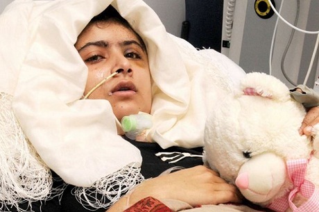 Cô bé 16 tuổi viết sách về việc từng bị bắn - 2 Hình ảnh Malala trong bệnh viện lúc mới gặp nạn.