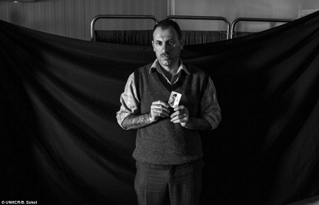 Alia, 24 tuổi coi chiếc xe lăn là vật sở hữu lớn nhất và quan trọng nhất cần mang theo.