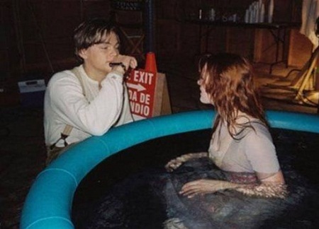 Ảnh hậu trường thú vị của phim “Titanic” - 5 Kate tập ngụp lặn trong một bể bơi nhỏ và Leonardo ở bên trò chuyện với cô.