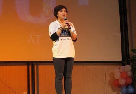 Gần 3000 sinh viên tham gia hưởng ứng Giờ Trái Đất 2013 - 5 Bảo Trâm trao đổi thông tin với các bạn sinh viên Đại học Thăng Long.