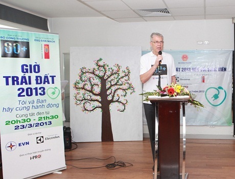 Gần 3000 sinh viên tham gia hưởng ứng Giờ Trái Đất 2013 - 2 Đại sứ Đan Mạch chia sẻ thông tin về môi trường với các bạn sinh viên.