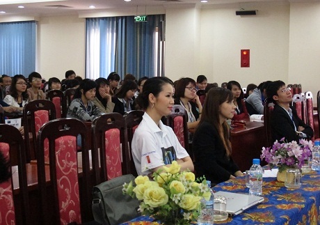 Gần 3000 sinh viên tham gia hưởng ứng Giờ Trái Đất 2013 - 4 Dương Thùy Linh cùng các bạn sinh viên ở trường Học viện Báo chí và Tuyên truyền.