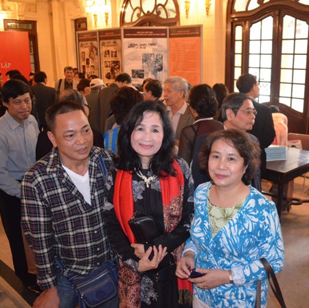 NSND Trà Giang xúc động khi gặp lại những đồng nghiệp thân thiết.
