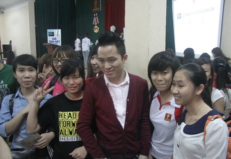 Gần 3000 sinh viên tham gia hưởng ứng Giờ Trái Đất 2013 - 3 Tùng Dương xuất hiện trong sự háo hức chờ đón của các bạn sinh viên trường Đại học Hà Nội.