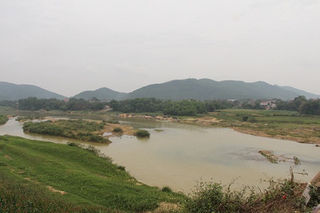 Khi những dòng sông khóc... - 2 Ở một khúc sông miền Trung bị cạn trơ đáy.