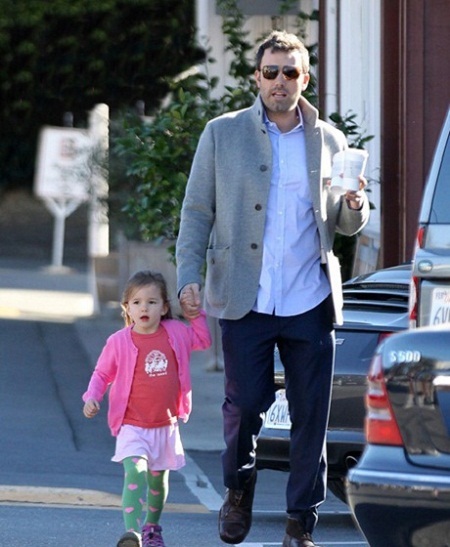 Thấy quá đông người lạ bám theo khiến cô bé Seraphina lo sợ.