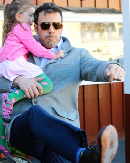 Ben Affleck đạp chân về phía các paparazzi