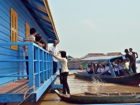 Học sinh Việt kiều trên Biển Hồ và ngôi trường mới. (Nguồn: Xuân Khu/Vietnam+)