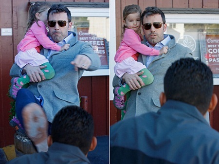 Ben Affleck đạp chân về phía các paparazzi