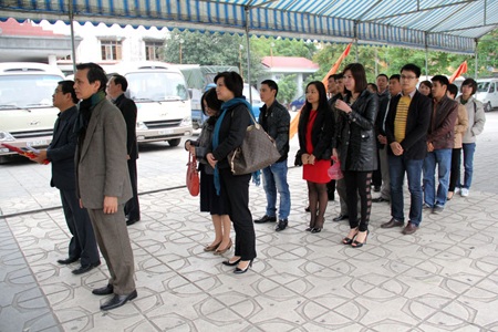 Nghệ sĩ tiễn đưa “Trưởng thôn” Văn Hiệp về nơi vĩnh hằng - 5 Đoàn người đến viếng cố nghệ sĩ.