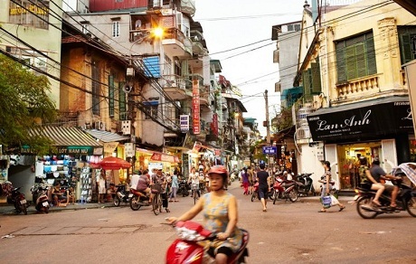 Báo Mỹ khuyên "nên một lần trong đời đi bộ trên phố cổ Hà Nội" - 2 Việt Nam – Thăm phố cổ Hà Nội, một khu phố tưởng như “già nua” nhưng cả ngày sầm uất, náo nhiệt.