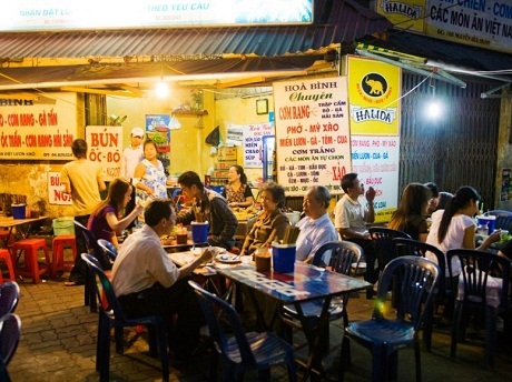 Báo Mỹ khuyên "nên một lần trong đời đi bộ trên phố cổ Hà Nội" - 3 Việt Nam – Thăm phố cổ Hà Nội, một khu phố tưởng như “già nua” nhưng cả ngày sầm uất, náo nhiệt.