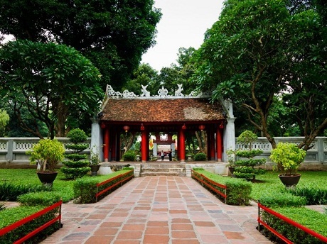 Báo Mỹ khuyên "nên một lần trong đời đi bộ trên phố cổ Hà Nội" - 4 Việt Nam – Đến thăm Văn Miếu để chiêm ngưỡng một không gian văn hóa kiến trúc cổ kính từ thế kỷ 11.