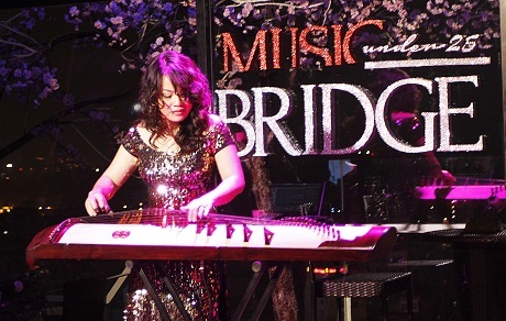 Nghệ sĩ đàn tranh Vân Ánh biểu diễn