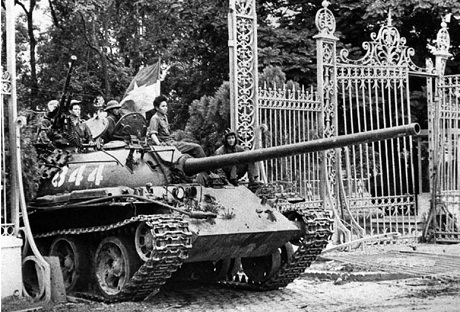 Báo Anh đăng lại ảnh về cuộc kháng chiến chống Mỹ của Việt Nam - 17 Ngày 30/4/1975, chiếc xe tăng của quân Gi