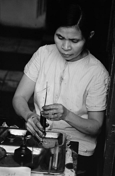 Hình ảnh Việt Nam mạnh mẽ sau chiến tranh - 10 Đổ mực vào ruột bút bi.