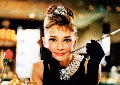 Những kiểu tóc "bước ra" từ... màn ảnh - 6 Mái tóc búi cao thanh nhã của Audrey Hepburn trong “Breakfast At Tiffany’s”