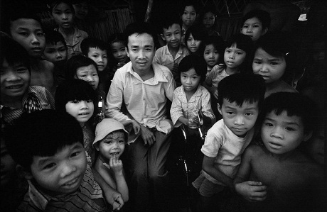 Hình ảnh Việt Nam mạnh mẽ sau chiến tranh - 21 Trẻ em vây quanh một chú thương binh để nghe kể chuyện.