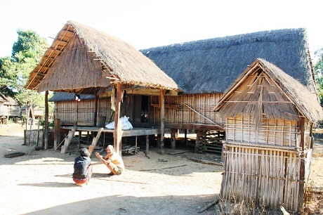 Trong làng chỉ còn những người già ở lại canh giữ