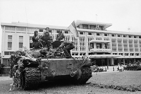 Báo Anh đăng lại ảnh về cuộc kháng chiến chống Mỹ của Việt Nam - 18 Ngày 30/4/1975, những chiếc xe tăng của quân Gi