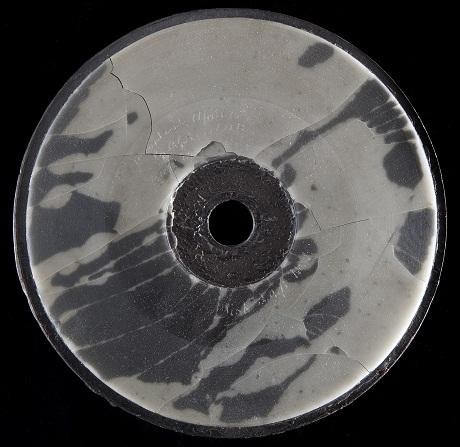 Một trong những chiếc đĩa cổ năm xưa