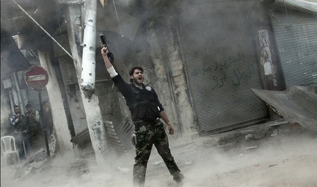 Một tay súng nổi dậy trên đường phố Aleppo, Syria.