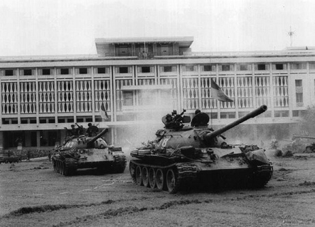 Báo Anh đăng lại ảnh về cuộc kháng chiến chống Mỹ của Việt Nam - 19 Ngày 30/4/1975, những chiếc xe tăng của quân Gi