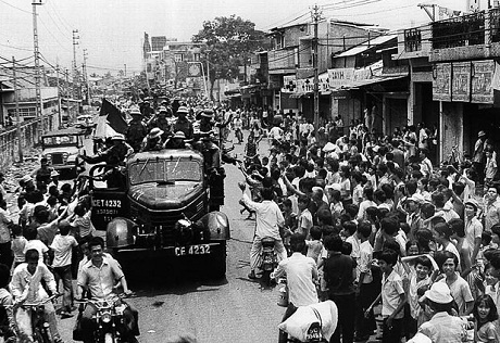 Báo Anh đăng lại ảnh về cuộc kháng chiến chống Mỹ của Việt Nam - 20 Ngày 30/4/1975, người dân Sài Gòn n