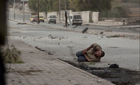 Một căn hộ bị phá hủy bởi xe tăng ở thành phố Aleppo, Syria.