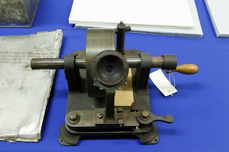 Cỗ máy quay đĩa ghi âm thô sơ