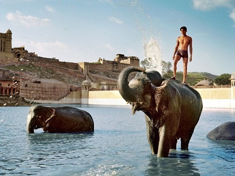 Báo Mỹ khuyên "nên một lần trong đời đi bộ trên phố cổ Hà Nội" - 9 Ấn Độ – Tẩy trần trên sông Ganges ở thành phố Varanasi thần thánh của những người theo đạo Hindu.