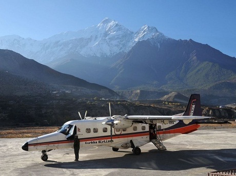 Báo Mỹ khuyên "nên một lần trong đời đi bộ trên phố cổ Hà Nội" - 10 Nepal – Bay qua đỉnh núi Himalaya lúc bình minh.