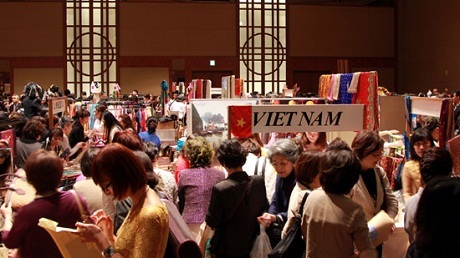 Việt Nam tích cực tham gia hoạt động từ thiện tại Nhật Bản - 1 2 gian hàng của Đại sứ quán Việt Nam đã thu hút sự chú ý của nhiều người tham gia Hội chợ.