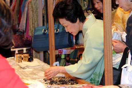 Việt Nam tích cực tham gia hoạt động từ thiện tại Nhật Bản - 2 C