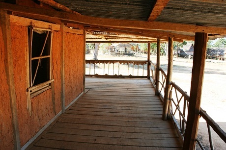 Vách nhà được làm từ đất trộn rơm khô vẫn đỏ tươi