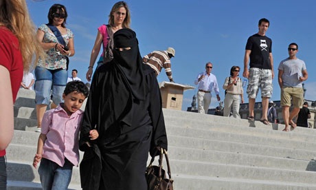 Pháp đuổi học một nữ sinh đạo Hồi vì đội khăn trùm đầu - 4 Pháp đuổi học một nữ sinh đạo Hồi vì đội khăn trùm đầu