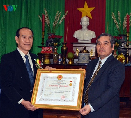 Việt kiều Thái Lan đón nhận Huân, Huy chương kháng chiến - 1 Đại sứ Ngô Đức Thắng (phải ) trao tặng Huân chương kháng chiến cho Việt kiều.