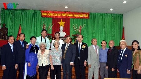 Việt kiều Thái Lan đón nhận Huân, Huy chương kháng chiến - 2 Việt kiều Thái Lan và Đại sứ Ngô Đức Thắng chụp ảnh lưu niệm trong buổi trao tặng Huân, Huy chương.