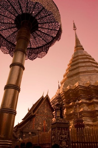 Báo Mỹ khuyên "nên một lần trong đời đi bộ trên phố cổ Hà Nội" - 18 Campuchia – Ngắm mặt trời mọc ở đền Angkor Wat.