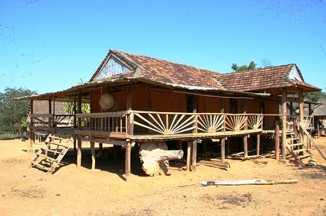 Ngôi nhà thờ chung của cả làng giờ bỏ hoang lạnh