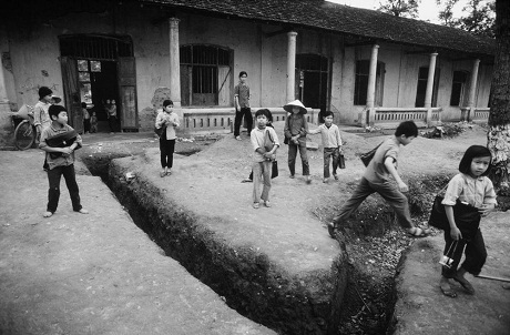 Hình ảnh Việt Nam mạnh mẽ sau chiến tranh - 2 Hào trú ẩn trong một ngôi trường ở vùng quê vẫn chưa bị vùi lấp.