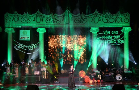 Hồng Nhung “cháy” hết mình trong đêm “Hẹn hò” - 1 Ánh Tuyết mở màn cho chương trình với