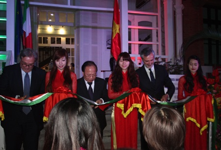 Bộ trưởng Hoàng Tuấn Anh và Đại sứ Lorenzo Angeloni cắt băng khánh thành ngôi nhà Ý.