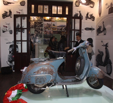 Chiếc Vespa cổ được trưng bày bên trong “Ngôi nhà Ý”
