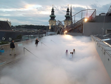 Nghệ sĩ Nhật Fujiko đã tạo lên một “Vườn mây” kỳ ảo trên nóc các bãi đậu xe của thành phố.